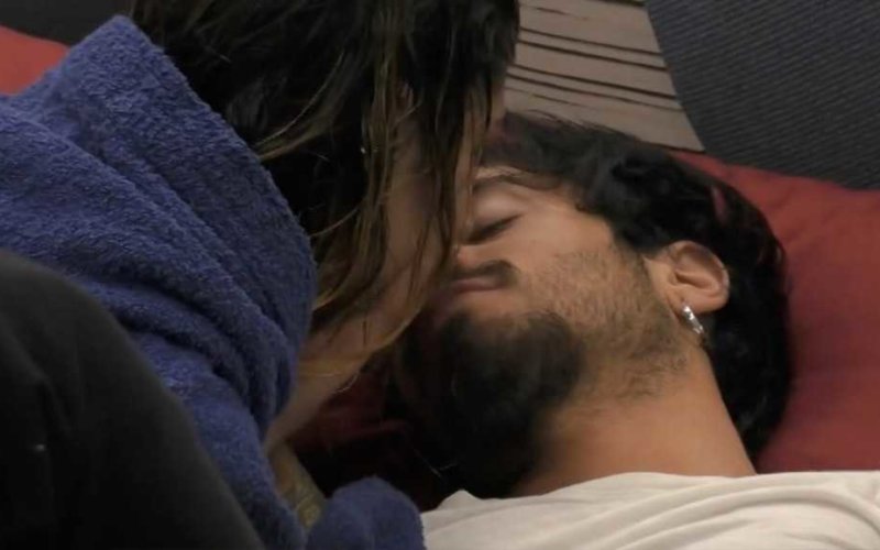 Grande Fratello 16, passione tra Erica e Gaetano: le frasi disgustose di lui su di lei indignano il pubblico