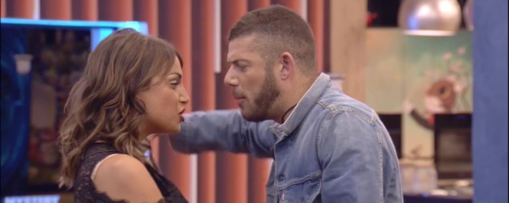 Grande Fratello 16, Giorgio mette le mani addosso alla De André: Barbara d’Urso lo caccia