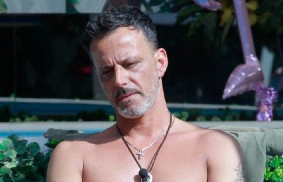 Grande Fratello 16, Kikò disperato per i figli: l’hair stylista abbandona il reality?