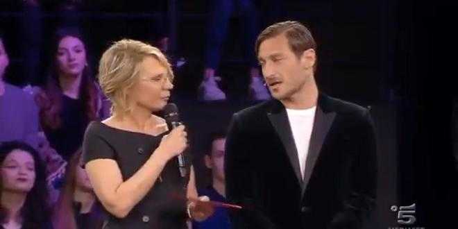 Amici 17, la De Filippi si commuove: il gesto inaspettato