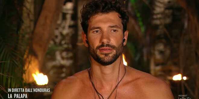 Isola dei Famosi 18, Artur Dainese si prende gioco dei naufraghi: l’oggetto nascosto durante la notte