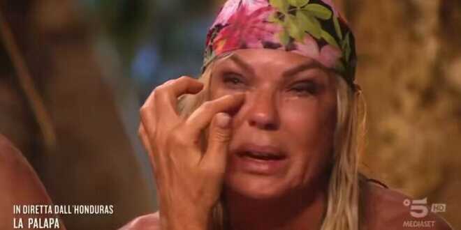 L’Isola dei Famosi 18, Matilde Brandi non rispetta il regolamento: la leggerezza e la dura punizione