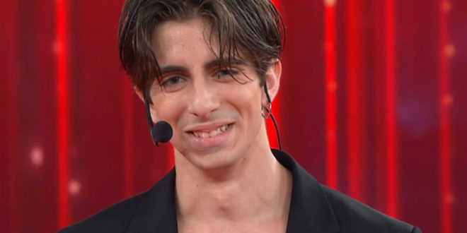 Amici 20, cosa belle in pentola per Alessandro? Lui rivela: “Ero spesso nell’ufficio di Maria De Filippi”