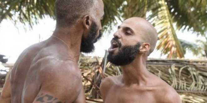 Isola dei Famosi 2018, bacio in bocca tra Amaurys e Jonathan