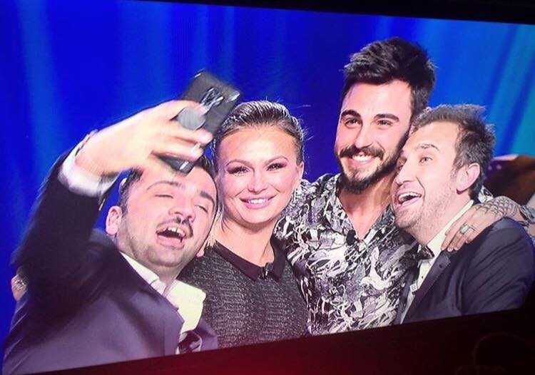 Isola dei Famosi 2018, gli abbracci tra Henger e Monte: indignazione sul web