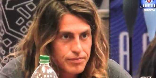 Grande Fratello 2018, scoppia la rissa: calci e pugni nella notte