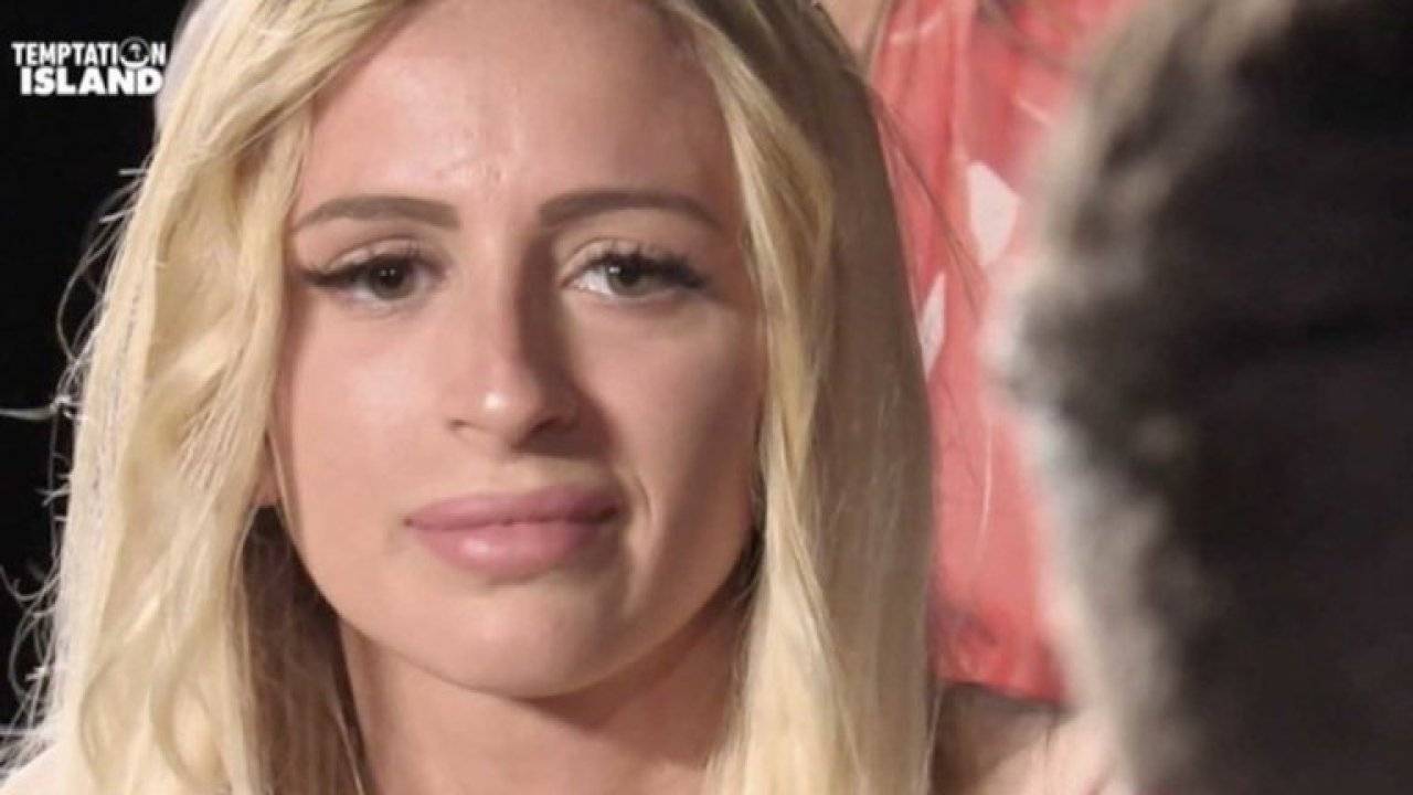 Temptation Island 2019, Katia in lacrime dopo aver incontrato in studio l’ex Vittorio: “Non ce la faccio”