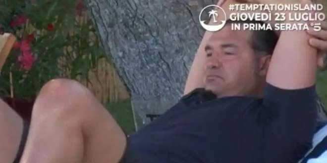 Temptation Island 2020, Lorenzo allontana la tentatrice e il web esplode