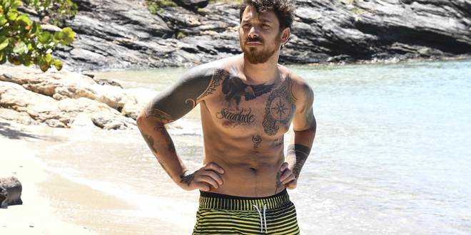 Isola 2021, Andrea Cerioli sbeffeggiato da un noto giornalista: “É un cappone”