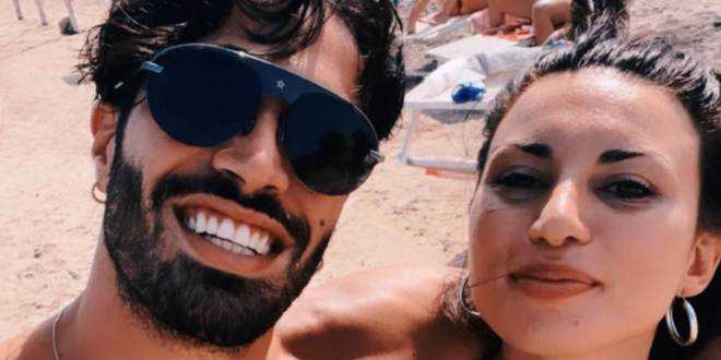 Temptation Island 2021, Luciano e Manuela simulano un falò di confronto: lo sfottò a Stefano