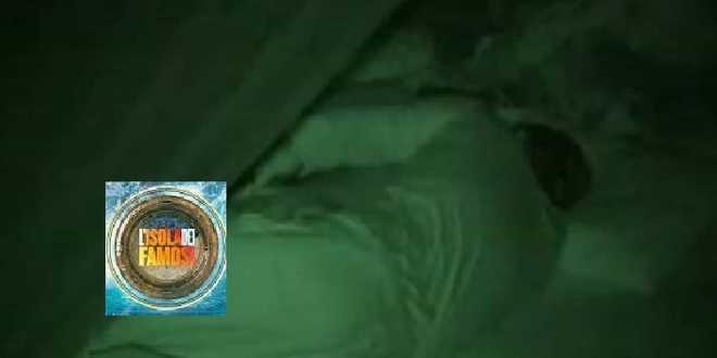 Isola dei Famosi 2022, la notte si fa bollente: la regia costretta a censurare la scena