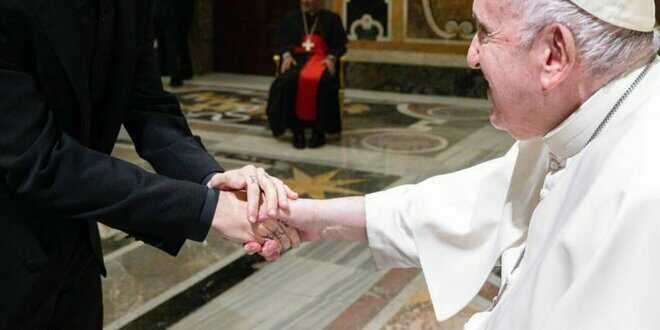 Amici 22, Aka7even incontra Papa Francesco: “Un’emozione unica”