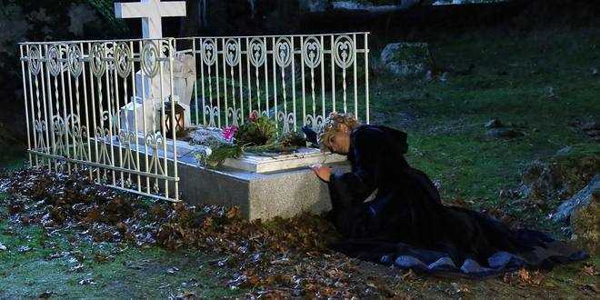 Una Vita anticipazioni 22 maggio 2018: Cayetana piange sulla tomba di Carlota