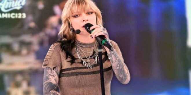 Amici 24, Mew ritorna nella scuola come allieva? La cantante ammette tutta la verità