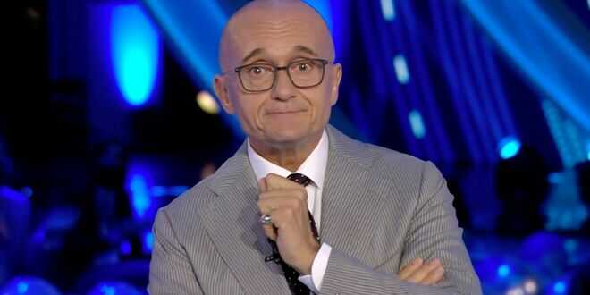 GF Vip 7, Alfonso Signorini in seria difficoltà: nessuno vuole entrare nella Casa, il motivo