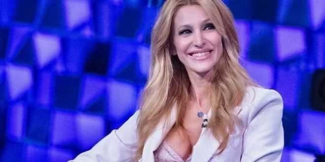 GF Vip, Adriana Volpe scatenata: si getta a terra e si contorce