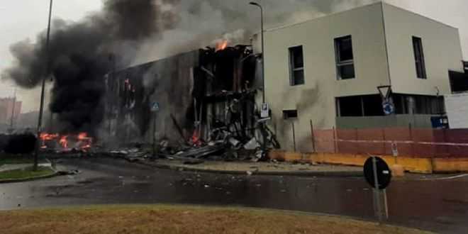 Aereo da turismo si schianta dopo il decollo su una palazzina a Milano, 8 morti!
