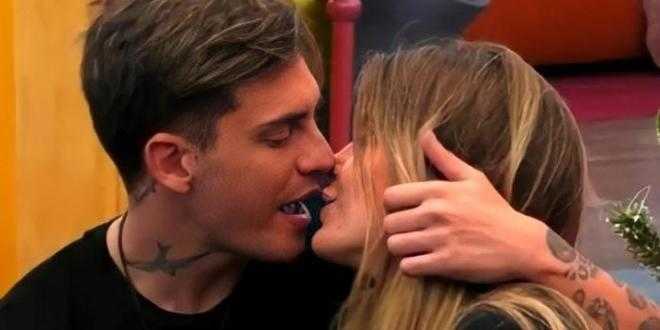GF Vip, Alessandro si dichiara a Sophie: “Mi sono innamorato follemente”