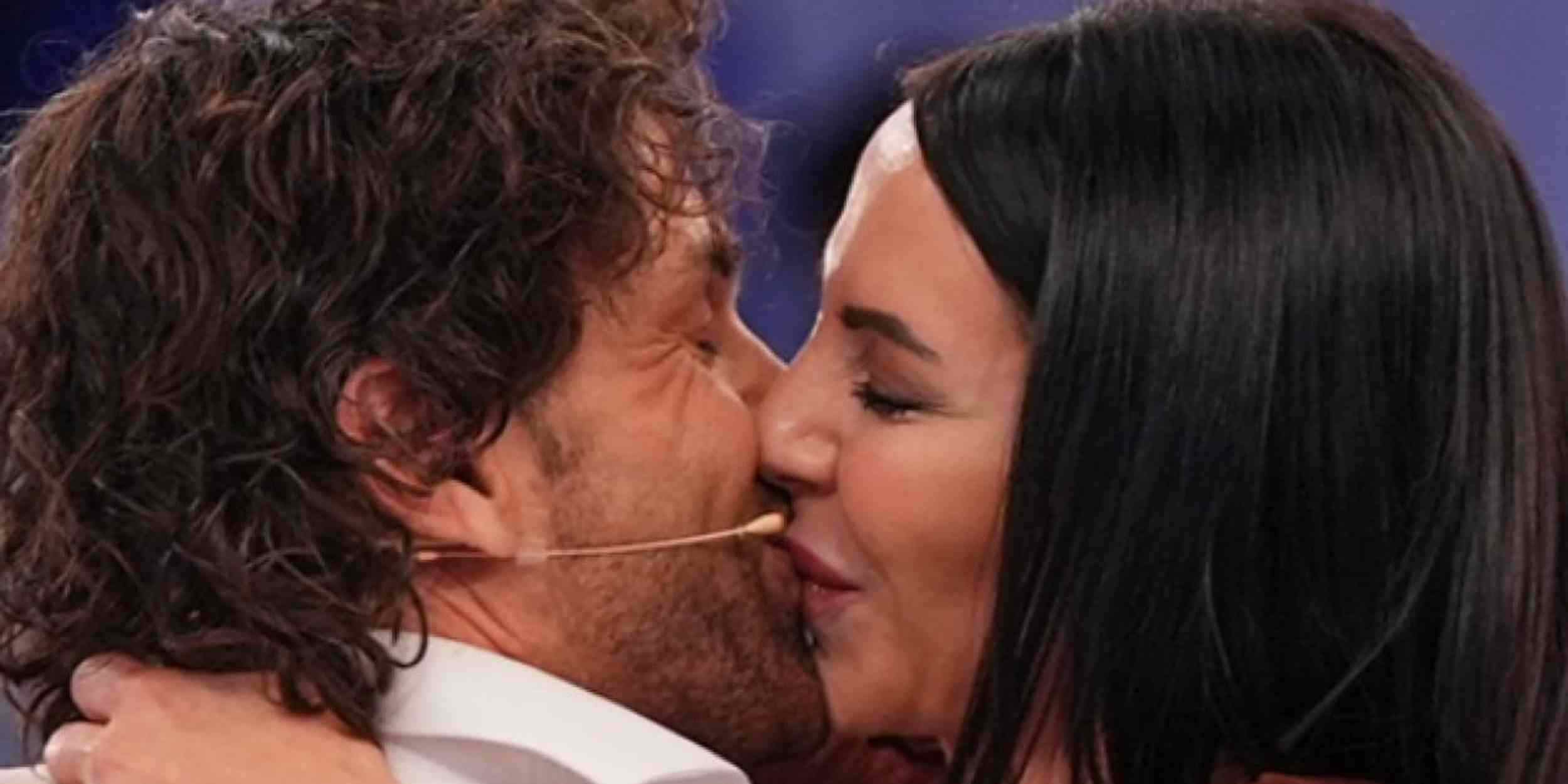 Uomini e Donne, Alessio e Debora: una serenata e una nuova coppia si forma