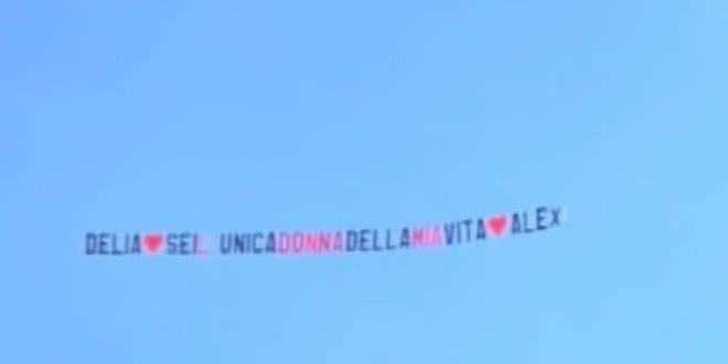 GF Vip, Alex manda un aereo con un messaggio per Delia: “Sei l’unica”