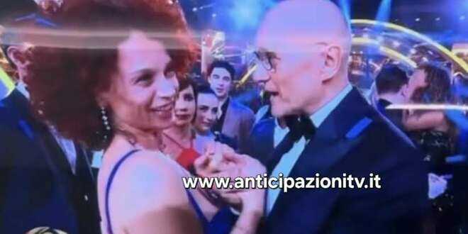 GF, scivolone di Alfonso Signorini pensando di non essere in onda: cosa ha detto a Beatrice Luzzi dopo la finale