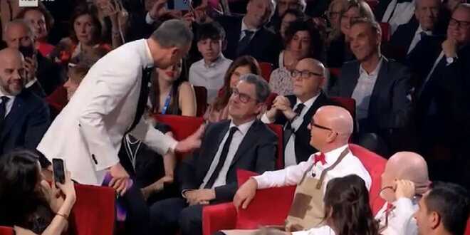 Amadeus commette una clamorosa gaffe a Sanremo 2024: Fiorello lo richiama
