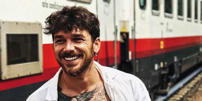 Uomini e Donne gossip, Andrea Cerioli vestito da coniglio rosa a Roma: ecco perché!
