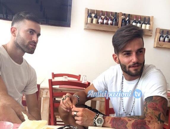 Andrea, frecciatine e battute contro Valentina e i suoi amici