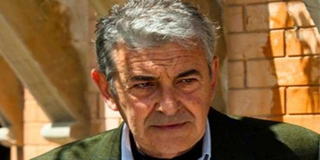 Anticipazioni Un posto al sole, puntata 14 ottobre 2015: Roberto trama ancora. Intanto Renato è in crisi!