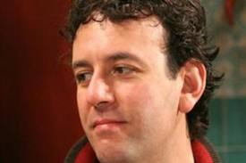 Anticipazioni Un posto al sole, puntata 28 maggio 2014: Un incontro inaspettato per Guido
