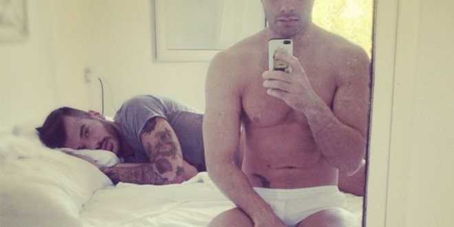 Anticipazioni Uomini e Donne: Claudio Sona e le foto in intimità con un amico, cosa farà la De Filippi?