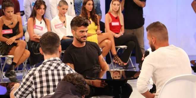 Anticipazioni Uomini e Donne: finalmente il primo bacio gay tra Claudio Sona e…