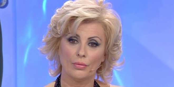 Anticipazioni Uomini e Donne, trono over: Tina fuori di sé, la De Filippi costretta a fermarla con un gesto molto duro