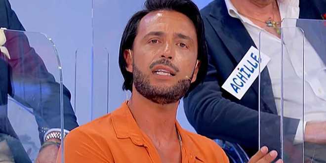 Uomini e Donne, Armando Incarnato deriso sui social per la sua acconciatura: lui risponde furioso