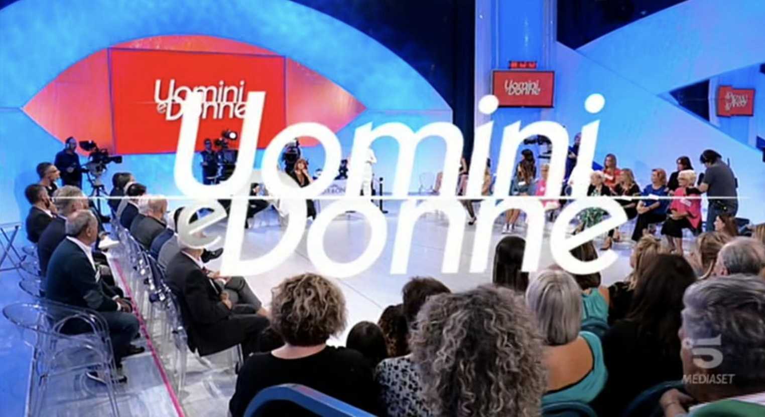 Uomini e Donne anticipazioni, arriva il nuovo tronista: sarebbe il fratello di un famoso corteggiatore…