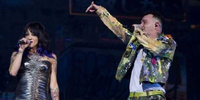 Asia Argento sale sul palco del concerto di Salmo e fa una proposta hot al rapper!