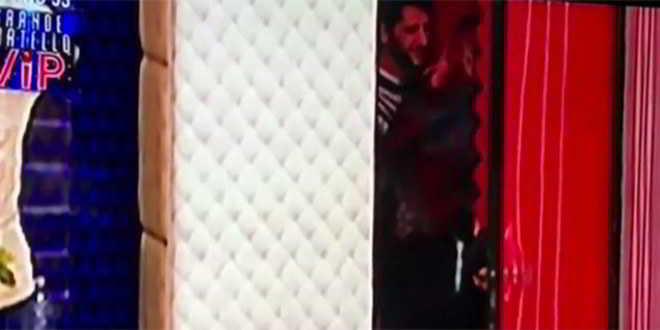 Grande Fratello Vip, scatta il bacio tra Jeremias e Aida