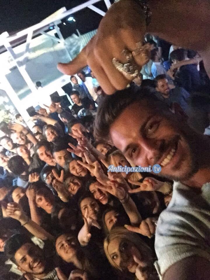Uomini e Donne news: bagno di folla per Mariano e Silvia, Fabio fa una dedica a Tina, Valentina va a convivere?