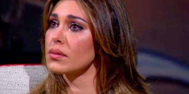 Belen interrompe il silenzio e sbotta: “Non ho scritto scema in fronte!”