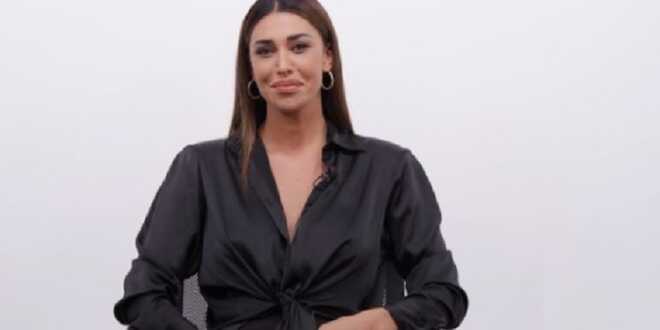 Belen Rodriguez parla di chirurgia e il web insorge: “Hai la bocca storta e parli pure?”