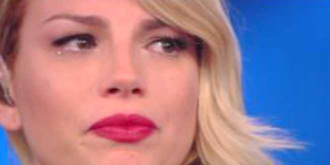 Amici 16: duro botta e risposta tra Emma Marrone e i fan, replica Ambra Angiolini