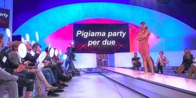 Uomini e Donne, è bufera sulle sfilate: “Inaccettabile uno spogliarello alle 15 del pomeriggio”