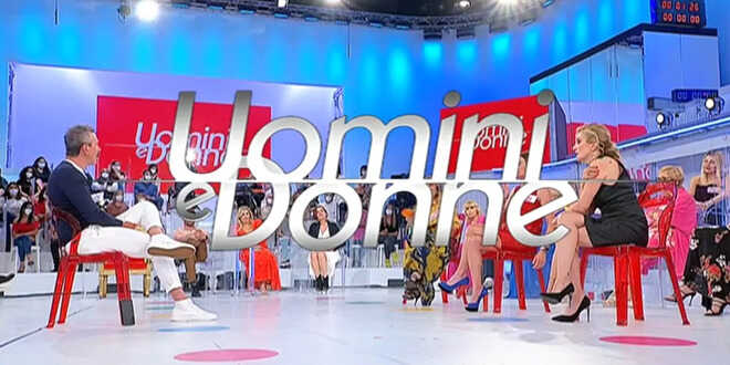 Uomini e Donne, bufera sul cavaliere del Trono Over: accusato di manipolare donne su un’app di incontri