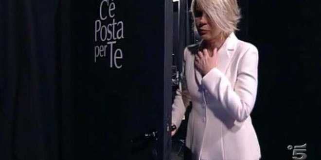 C’è Posta per Te, la trasmissione s’interrompe: Maria esce e rientra in lacrime