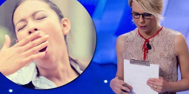 C’è Posta per Te, una signora si addormenta in studio e Maria reagisce così