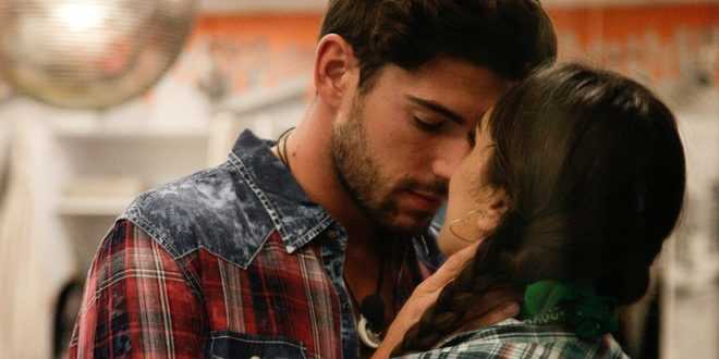 Grande Fratello Vip, Cecilia senza reggiseno su IG: scoppia il caos