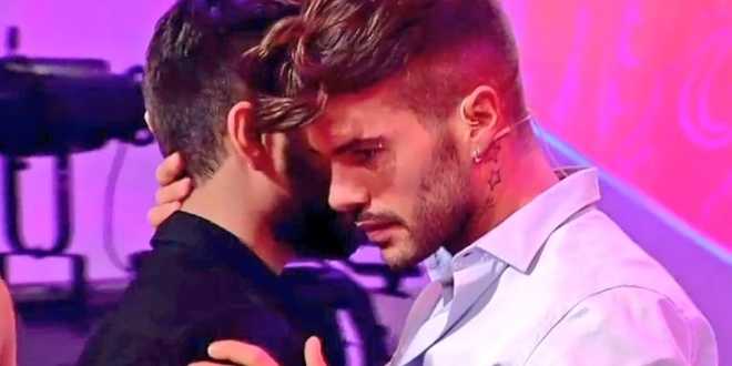 Uomini e Donne news: Claudio Sona preso in giro e deriso dal deejay