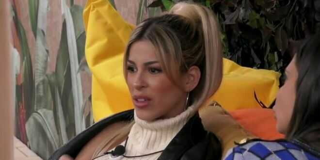 Grande Fratello VIP 7, un concorrente ha avuto un cellulare: la rivelazione di Oriana Marzoli