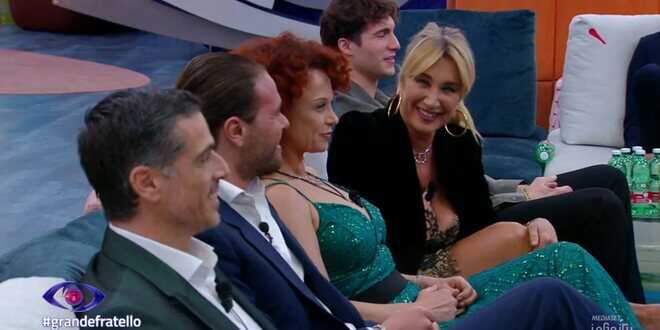 GF, le concorrenti violano il regolamento durante le prove della finale: il duro richiamo della produzione