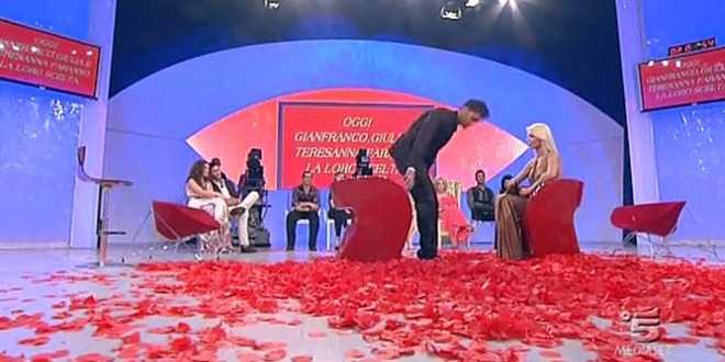 Uomini e Donne gossip: corteggiatrice incinta, tronista ritrova l’amore